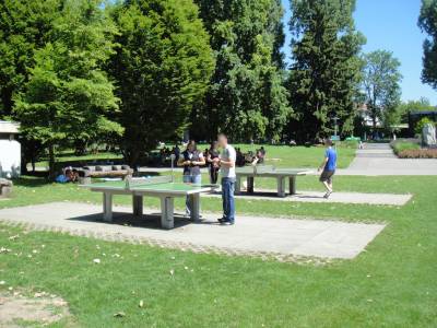 Tables de ping-pong sur la place de jeux pour enfants Parc Bourget  Lausanne