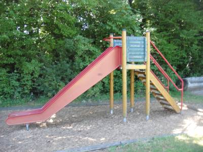 Toboggan sur la place de jeux pour enfants Parc Bourget  Lausanne
