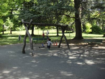 Balanoires sur la place de jeux pour enfants Parc de la Campagne Rohner  Lausanne