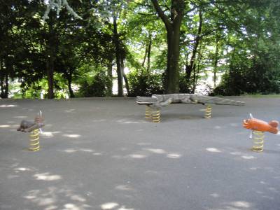 Bascules  ressort sur la place de jeux pour enfants Parc de la Campagne Rohner  Lausanne