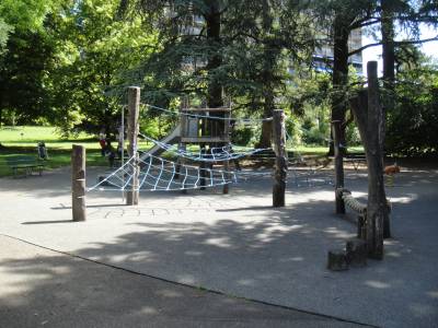 Engin de grimpe avec toboggan sur la place de jeux pour enfants Parc de la Campagne Rohner  Lausanne