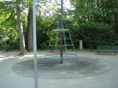 Arbre  grimper tournant sur la place de jeux pour enfants Parc de Valency suprieur  Lausanne