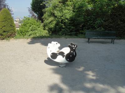 Bascule  ressort sur la place de jeux pour enfants Parc de Valency suprieur  Lausanne