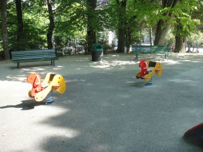 Bascules  ressort sur la place de jeux pour enfants Parc de Valency suprieur  Lausanne