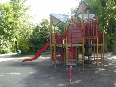 Engin de grimpe avec toboggan sur la place de jeux pour enfants Parc de Valency suprieur  Lausanne