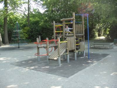 Engin de grimpe sur la place de jeux pour enfants Parc de Valency suprieur  Lausanne