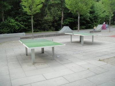 Tables de ping-pong sur la place de jeux pour enfants Parc du Boisy  Lausanne