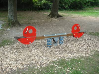 Bascule  poutre sur la place de jeux pour enfants Parc du Languedoc  Lausanne