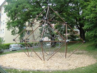 Engin de grimpe sur la place de jeux pour enfants Parc du Languedoc  Lausanne