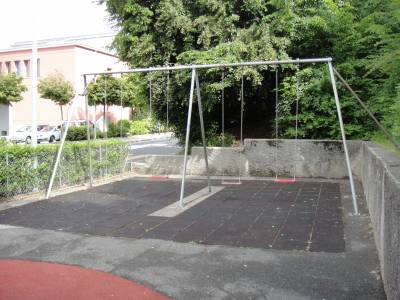 Balanoires sur la place de jeux pour enfants Pavement  Lausanne