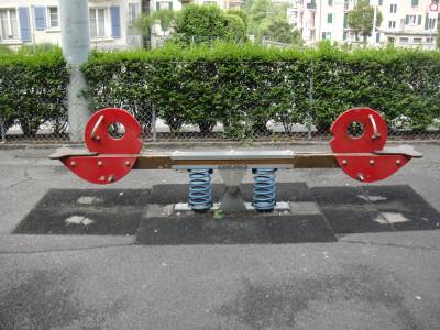 Bascule  ressort sur la place de jeux pour enfants Pavement  Lausanne