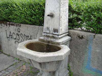Point d'eau sur la place de jeux pour enfants Pavement  Lausanne