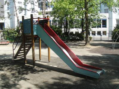 Toboggan sur la place de jeux pour enfants Place du Nord  Lausanne