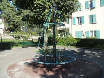 Arbre  grimper tournant sur la place de jeux pour enfants Placette de Florency, Capelard  Lausanne