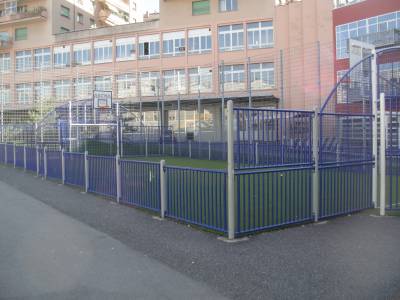 Terrain de football - basket sur la place de jeux pour enfants Placette de Montelly  Lausanne