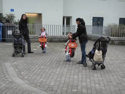 Bascules  ressort sur la place de jeux pour enfants Pr-du-march  Lausanne