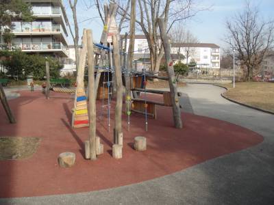 Engin de grimpe sur la place de jeux pour enfants Promenade de Bois-gentil  Lausanne