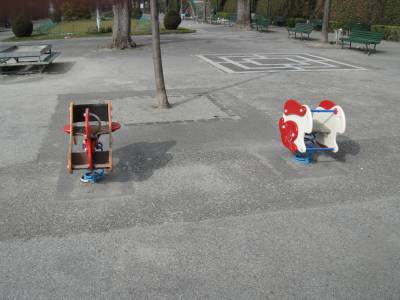 Bascules  ressort sur la place de jeux pour enfants Promenade de Derrire-Bourg  Lausanne