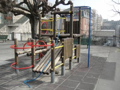 Engin de grimpe sur la place de jeux pour enfants Promenade de Derrire-Bourg  Lausanne