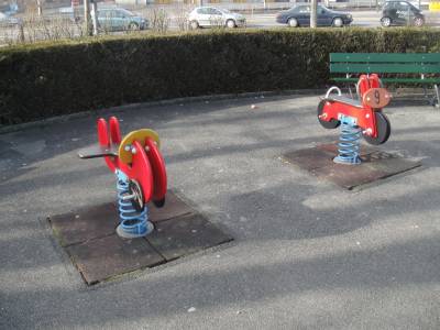 Bascules  ressort sur la place de jeux pour enfants Promenade de la Blcherette  Lausanne