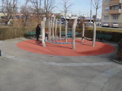 Engin de grimpe sur la place de jeux pour enfants Promenade de la Blcherette  Lausanne