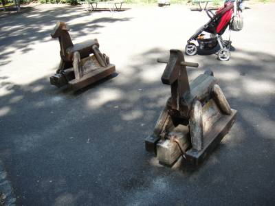 Chevaux de bois sur la place de jeux pour enfants Promenade de La Sallaz  Lausanne