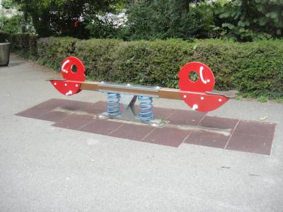 Bascule  ressort sur la place de jeux pour enfants Promenade de Messidor  Lausanne
