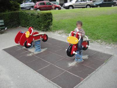 Bascules  ressort sur la place de jeux pour enfants Promenade de Messidor  Lausanne