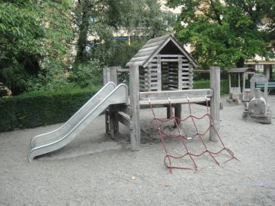 Engin de grimpe avec toboggan et maisonette sur la place de jeux pour enfants Promenade du Devin  Lausanne