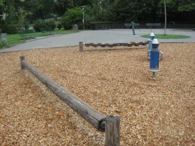 Jeux d'quilibre sur la place de jeux pour enfants Promenade du Devin  Lausanne