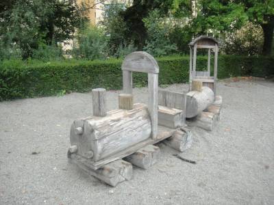 Petit train en bois sur la place de jeux pour enfants Promenade du Devin  Lausanne