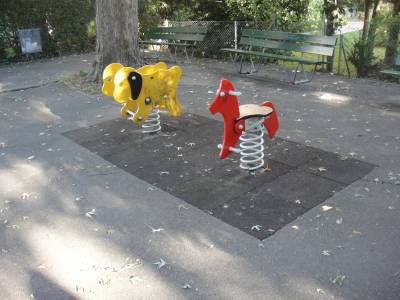 Bascules  ressort sur la place de jeux pour enfants Promenade du Pont-de-Chailly  Lausanne