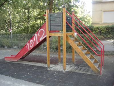 Toboggan sur la place de jeux pour enfants Promenade du Pont-de-Chailly  Lausanne