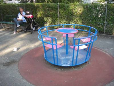 Tourniquet sur la place de jeux pour enfants Promenade du Pont-de-Chailly  Lausanne