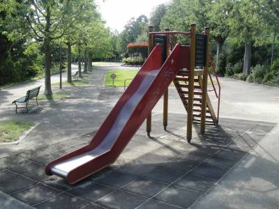 Toboggan sur la place de jeux pour enfants Promenade Jean-Jacques Mercier  Lausanne