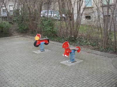 Bascules  ressort sur la place de jeux pour enfants Promenade St-Luc  Lausanne