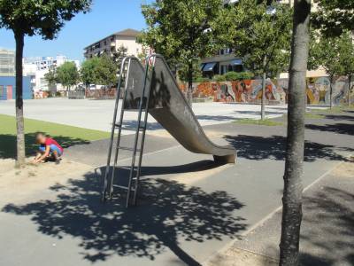 Toboggan sur la place de jeux pour enfants Provence, collge  Lausanne