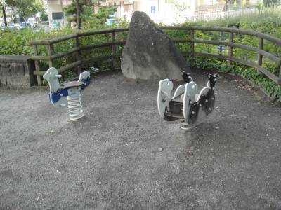 Bascules  ressort sur la place de jeux pour enfants Rongimel  Lausanne