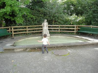 Point d'eau sur la place de jeux pour enfants Rongimel  Lausanne