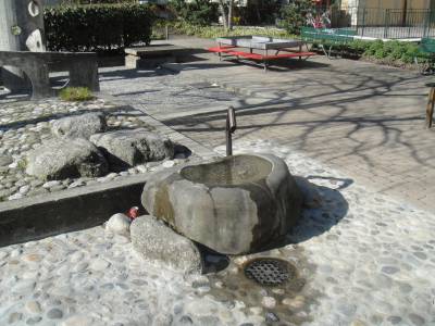 Point d'eau sur la place de jeux pour enfants Saint-Martin, Vieux bourg  Lausanne