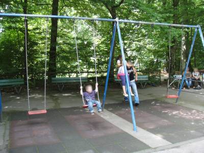 Balanoires sur la place de jeux pour enfants Sauvabelin, lac  Lausanne