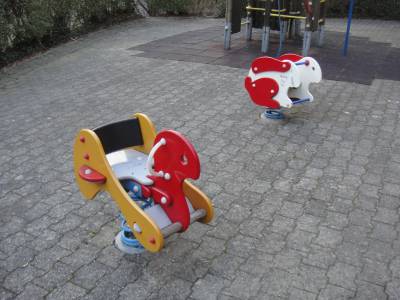Bascules  ressort sur la place de jeux pour enfants Square d'Echallens  Lausanne