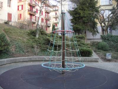 Engin de grimpe sur la place de jeux pour enfants Square d'Echallens  Lausanne