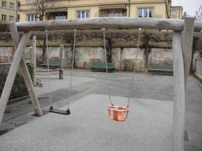 Balanoires sur la place de jeux pour enfants Square de Riant-Mont  Lausanne