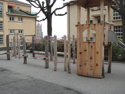 Engin de grimpe sur la place de jeux pour enfants Square de Riant-Mont  Lausanne