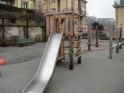 Toboggan sur la place de jeux pour enfants Square de Riant-Mont  Lausanne