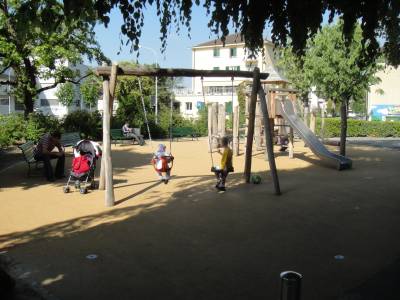 Balanoires sur la place de jeux pour enfants Temple de St-Marc  Lausanne