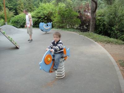 Bascules  ressort sur la place de jeux pour enfants Valle de la Jeunesse  Lausanne