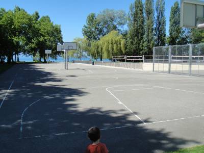 Terrains de basket sur la place de jeux pour enfants Vidy-sport pour tous  Lausanne