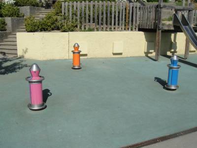 Jeux d'�quilibre sur la place de jeux pour enfants Ancien-stand, Vieux-Moulin � Lausanne